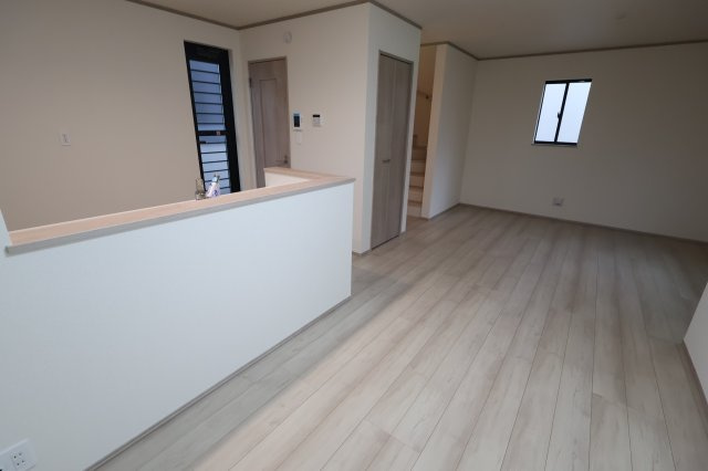 《仲介手数料無料》中央区新中里４丁目15(I号棟)新築一戸建てハートフルタウンの居間・リビング|撮影日 2025年10月25日 15:00 雨