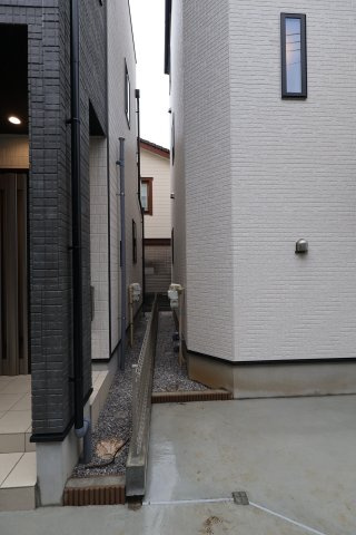 《仲介手数料無料》中央区新中里４丁目15(I号棟)新築一戸建てハートフルタウンの外観|撮影日 2025年10月25日 15:00 雨