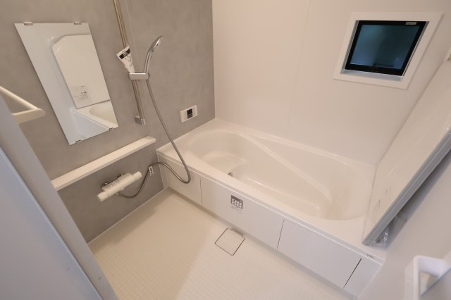 【浴室】 | 《仲介手数料無料》中央区新中里４丁目15(J号棟)新築一戸建てハートフルタウン | 2025年10月25日 15:00 雨
