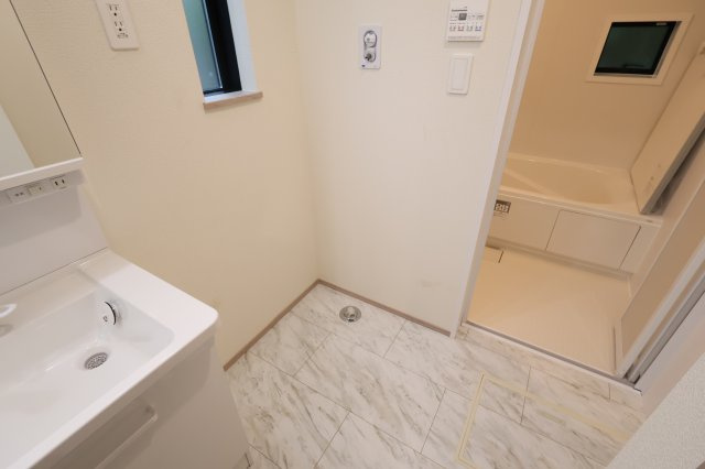 【ランドリースペース】 | 《仲介手数料無料》中央区新中里４丁目15(J号棟)新築一戸建てハートフルタウン | 2025年10月25日 15:00 雨