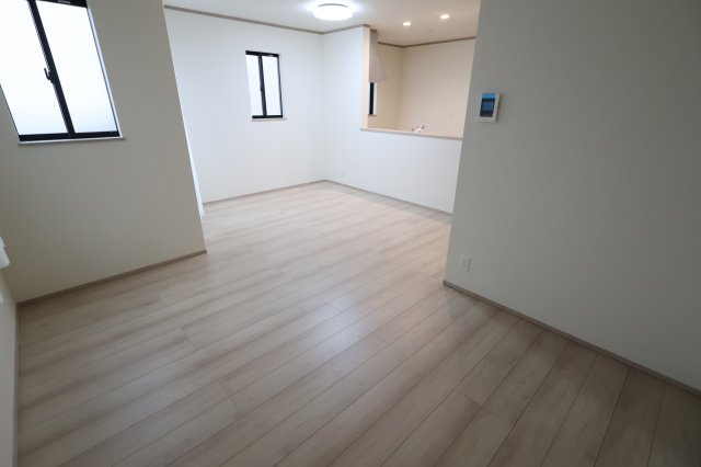 【居間・リビング】 | 《仲介手数料無料》中央区新中里４丁目15(J号棟)新築一戸建てハートフルタウン | 2025年10月25日 15:00 雨