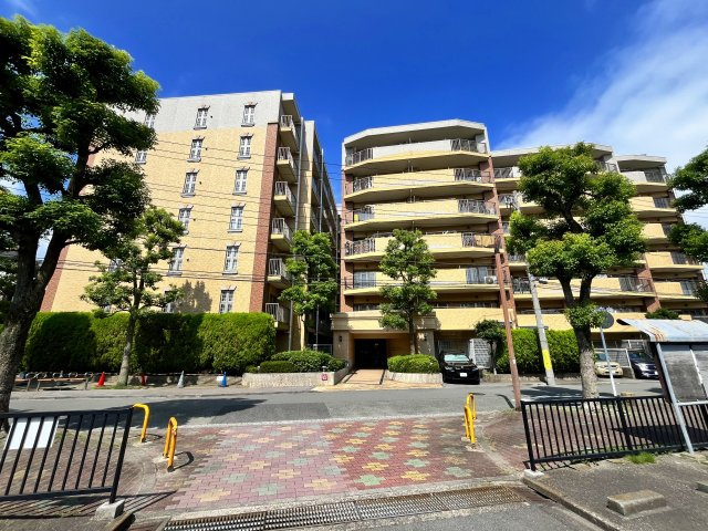 グランシティ川崎パークサイドレジデンス　(川崎区小田5丁目）の外観|4LDK+W　JR各線「川崎」駅バス11分バス停徒歩3分　フルリフォーム物件です　ペット飼育可能　南向き角部屋　2002年12月築　オートロック　家具・エアコン全室設置　敷地内平置き駐車場付使用料無料