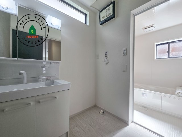 春日市白水ヶ丘2丁目第3-3棟（3号棟）の脱衣所|ゆとりの洗面スペースで朝の身支度もスムーズに。暮らしを快適に変えるシャワー付洗面台です！