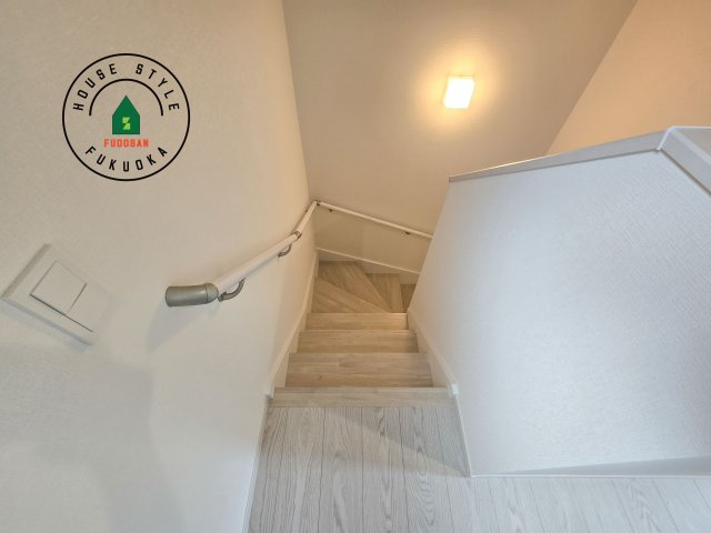 春日市白水ヶ丘2丁目第3-3棟（3号棟）の内装|階段からも明るい光が入ります。採光や通風も階段の重要な役割です。