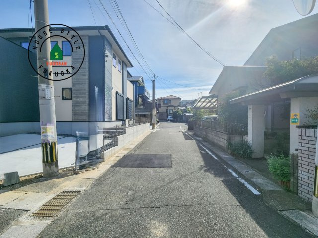 春日市白水ヶ丘2丁目第3-3棟（3号棟）の前面道路含む現地写真|前面道路は閑静な住宅地をはしる車通りの少ない道路。お車の出し入れが苦手なママや小さなお子様にも安心ですね。しっかり舗装もされているので、ベビーカーや自転車で通っても快適に通行できます。