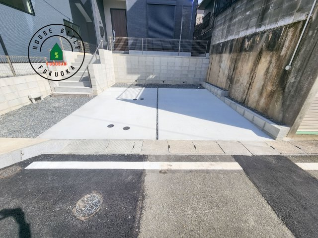 春日市白水ヶ丘2丁目第3-3棟（3号棟）の駐車場|広々した駐車場になります。3台並列駐車となります。