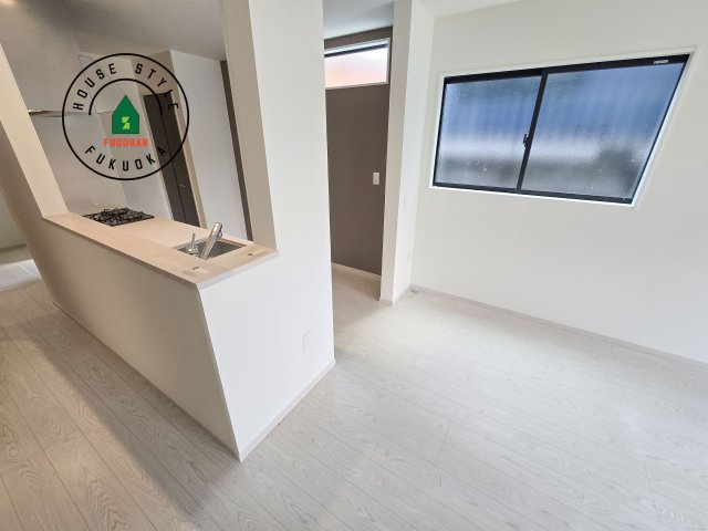 春日市白水ヶ丘2丁目第3-3棟（3号棟）のダイニング|キッチンから立ち込める香りが今日の料理を期待させます。