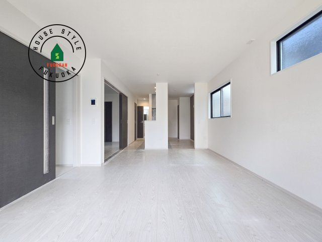 春日市白水ヶ丘2丁目第3-3棟（3号棟）の居間・リビング|ご家族を近くに感じられる対面キッチンのLDK。会話もはずみそうですね。