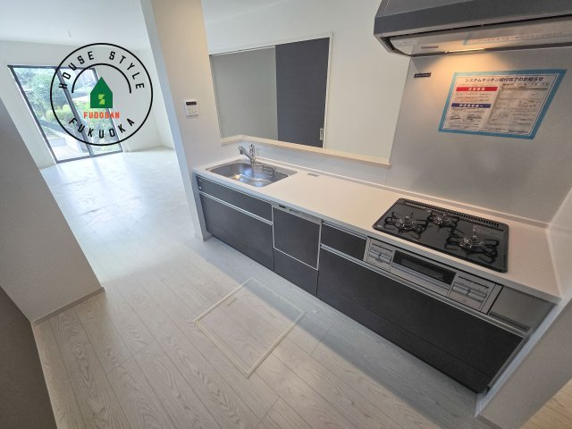 春日市白水ヶ丘2丁目第3-3棟（3号棟）のキッチン|ダイニングテーブルへの配膳がラクラク、お料理はかどるカウンター付きシステムキッチン！