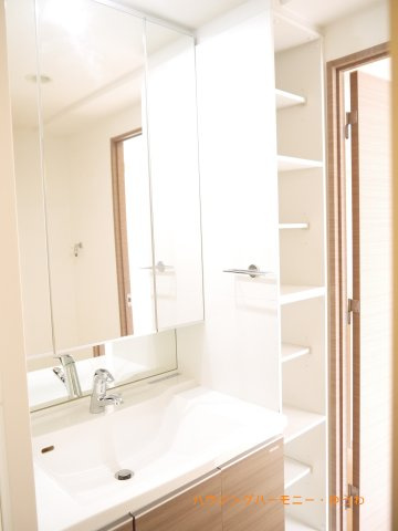 【駐輪場】 | パティーナ新板橋 | 広々としたパウダールームの延長に洗髪洗面化粧台があります。