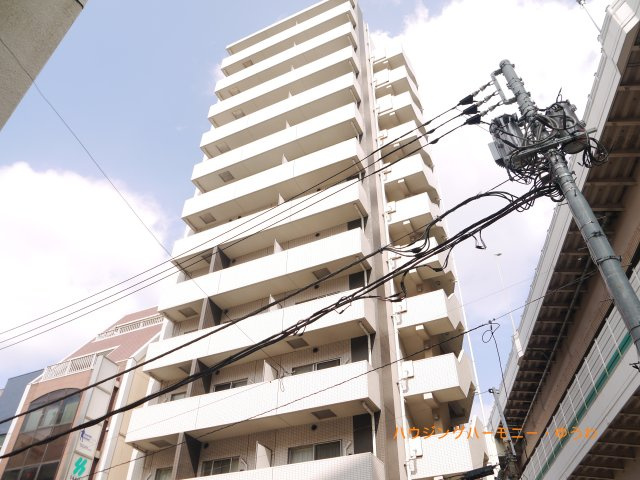 【外観】 | パティーナ新板橋 | モダンでスタイリッシュな印象を与えるグレーを基調とした外観。敷地内で管理されている木々の色味との相性も良く上品でおしゃれな雰囲気を演出してくれます。