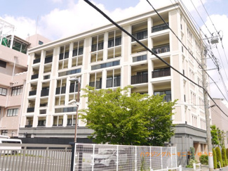 【外観】 | モダンでスタイリッシュな印象を与えるグレーを基調とした外観。