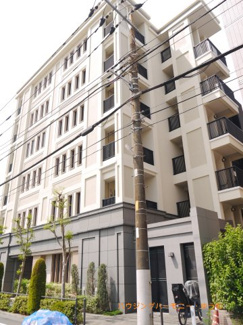 【外観】 | 敷地内で管理されている木々の色味との相性も良く上品でおしゃれな雰囲気を演出してくれます。