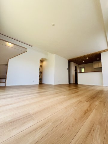 Beyond The Tideー潮風の先に、理想の暮らしがある ーの居間・リビング