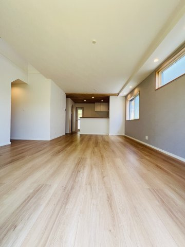 Beyond The Tideー潮風の先に、理想の暮らしがある ーの居間・リビング