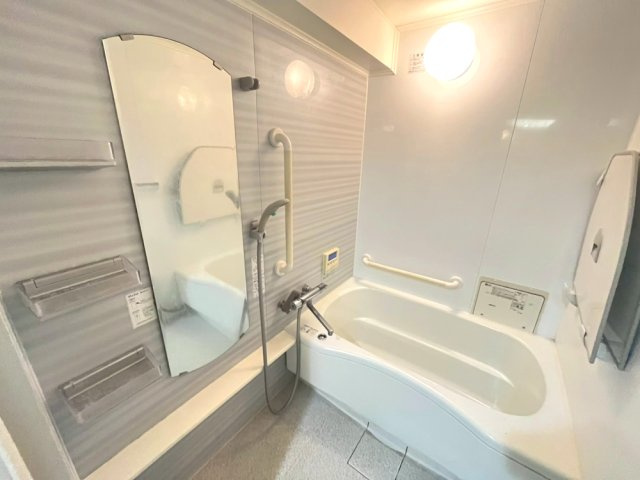 ルモン明石公園の浴室|日々の疲れを癒すお風呂付です