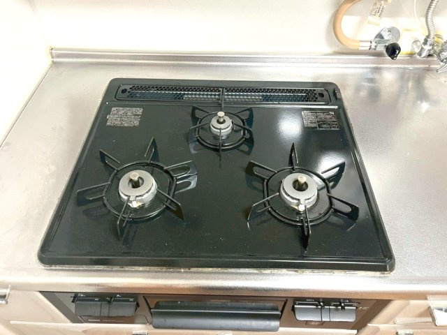 ルモン明石公園のキッチン|3つ口コンロが付いています