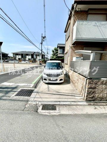 クロワールⅢの駐車場