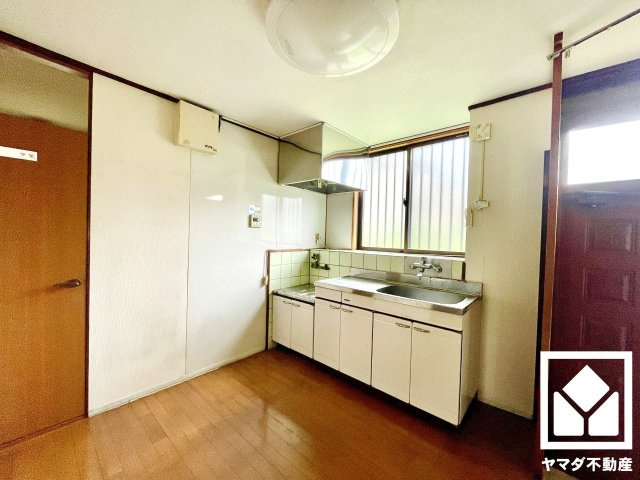 八幡市八幡園内の居間・リビング