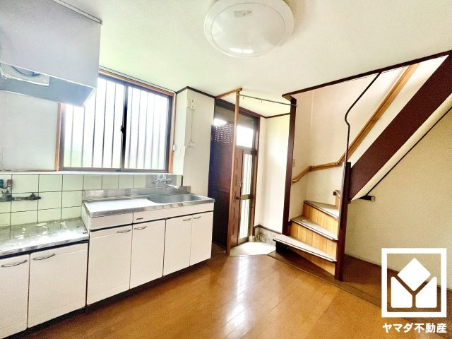 八幡市八幡園内の居間・リビング