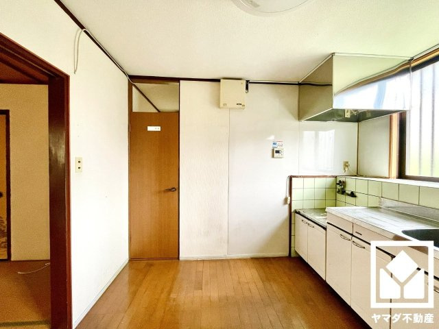 八幡市八幡園内の居間・リビング