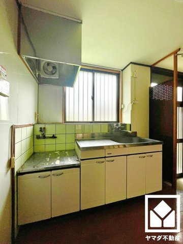 八幡市八幡園内のキッチン