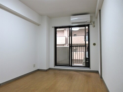 【居間・リビング】 | ライオンズマンション海老名第３ | こちらのリビングで趣味の時間をお楽しみください