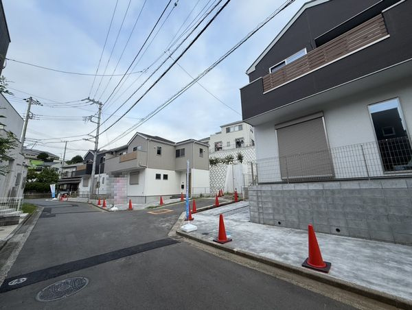 藤沢市善行坂2丁目新築戸建て　1期2号棟の前面道路含む現地写真|前面道路含む現地写真です