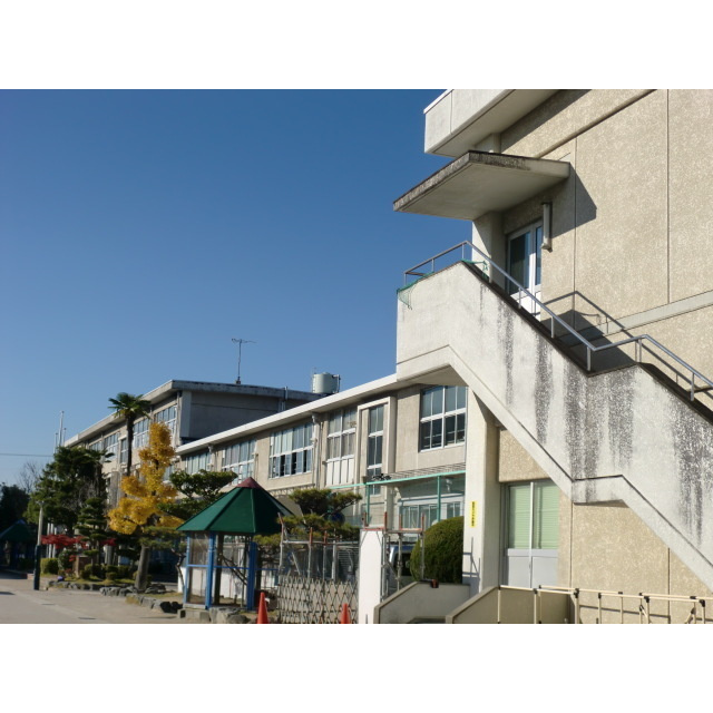 センハウスAの周辺|長良西小学校