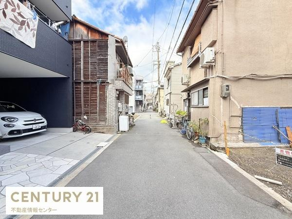 【前面道路含む現地写真】 | 八幡屋4丁目　建築条件付宅地 | 　建築参考プラン（間取り図面参照）
　延床面積：９５.５８平米
　間取り：４ＬＤＫ
　価格：２０８０万円