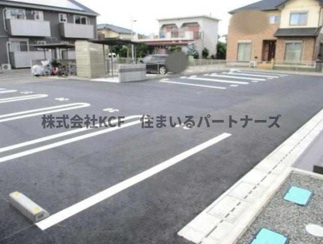 シュトラールの駐車場|駐車場があるので、車を買う予定の方も安心です
