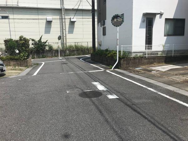 岡崎市大平町・中古戸建の前面道路含む現地写真