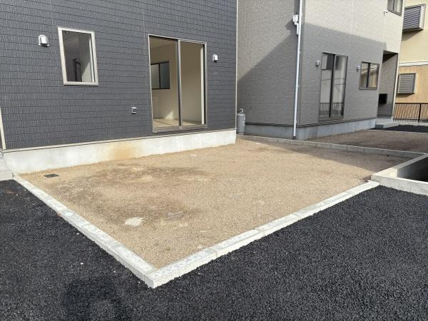 蒲郡市水竹町第8　全3棟・1号棟の庭|ウッドデッキやBBQ。想像が膨らむお庭