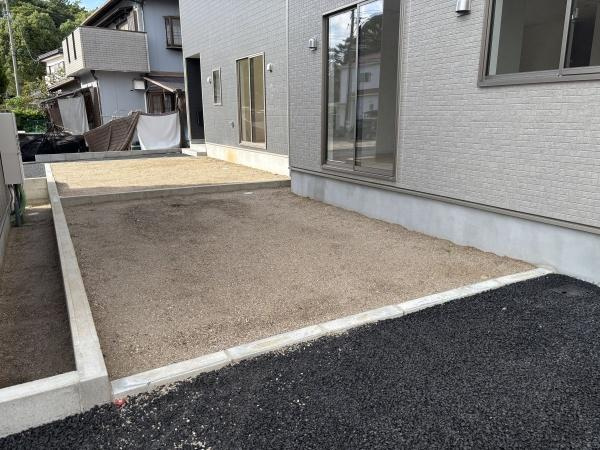 蒲郡市水竹町第8　全3棟・2号棟の庭|ウッドデッキやBBQ。想像が膨らむお庭