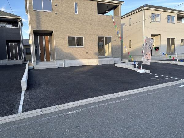 豊川市伊奈町第23　全6棟・3号棟の駐車場|広々２台駐車できます！