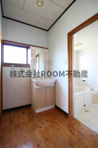 細木貸家(樺山4656)の洗面所|明るい洗面所です