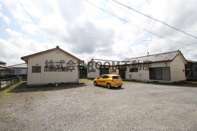 細木貸家(樺山4656)の駐車場|車をお持ちの方に嬉しい駐車場付きの物件です