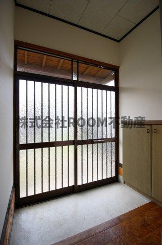 細木貸家(樺山4656)の玄関|明るい玄関です