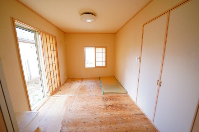 【和室】 | 中古物件　高崎市飯塚町　 | 　リビング隣の和室はお子様の遊び部屋としてもちょうどいいですね♪							
