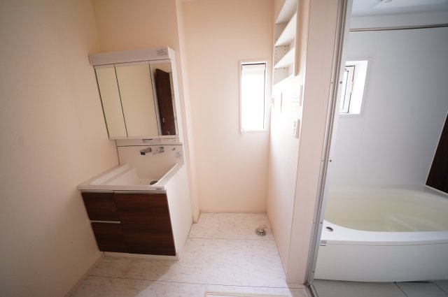 【独立洗面台】 | 中古物件　高崎市飯塚町　 | 　シャワー付きの洗面台は忙しい朝でも身支度を整えるのにとても便利◎							
