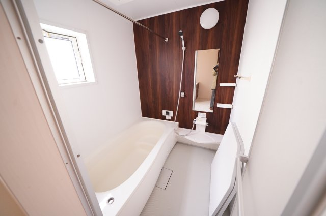 【浴室】 | 中古物件　高崎市飯塚町　 | 　追い炊き、浴室乾燥、暖房、付いてます。寒い季節にも快適にお着替えできます！
