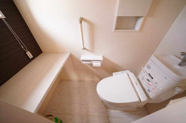 【トイレ】 | 中古物件　高崎市飯塚町　 | 　節水タイプのウォシュレット付きトイレ、水道料節約に一役買います！
