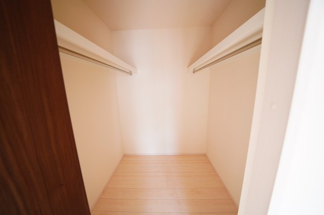 【収納】 | 中古物件　高崎市飯塚町　 | 　主寝室の大型のウォークインクローゼットは収納ラクラク、お部屋スッキリ♪							
