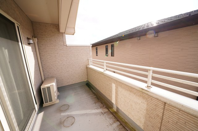 【バルコニー】 | 中古物件　高崎市飯塚町　 | 　日当たりの良いバルコニーはお洗濯物もよく乾きそうです◎
　