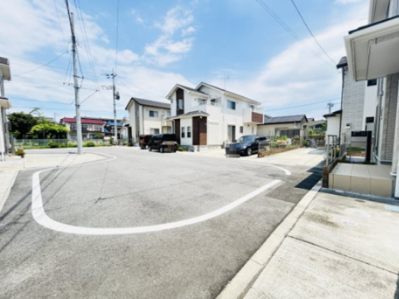中古物件　高崎市飯塚町　の前面道路含む現地写真