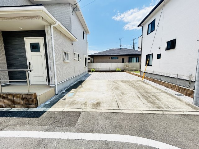 中古物件　高崎市飯塚町　の駐車場|現地写真　駐車スペースは4台分可能です！
