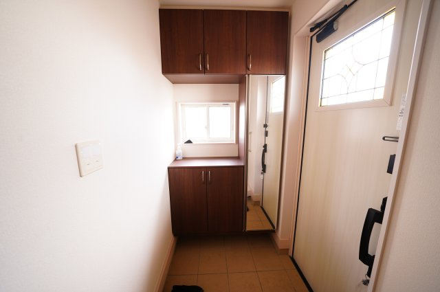 【玄関】 | 中古物件　高崎市飯塚町　 | 　３０足以上収納できる下駄箱、狭い玄関もスッキリ使用できます。