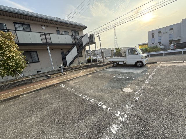 フラワーハイツ　Ｂ棟の駐車場