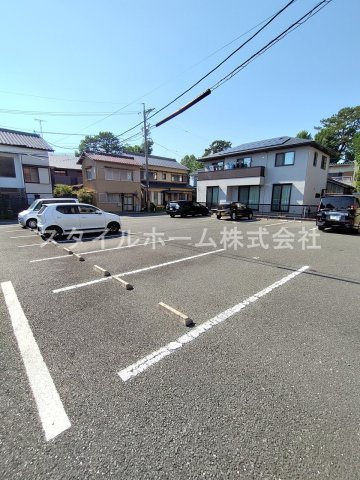 グランデール栄の駐車場