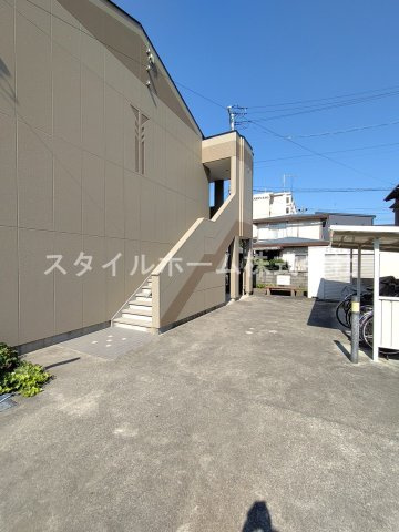 グランデール栄の駐車場